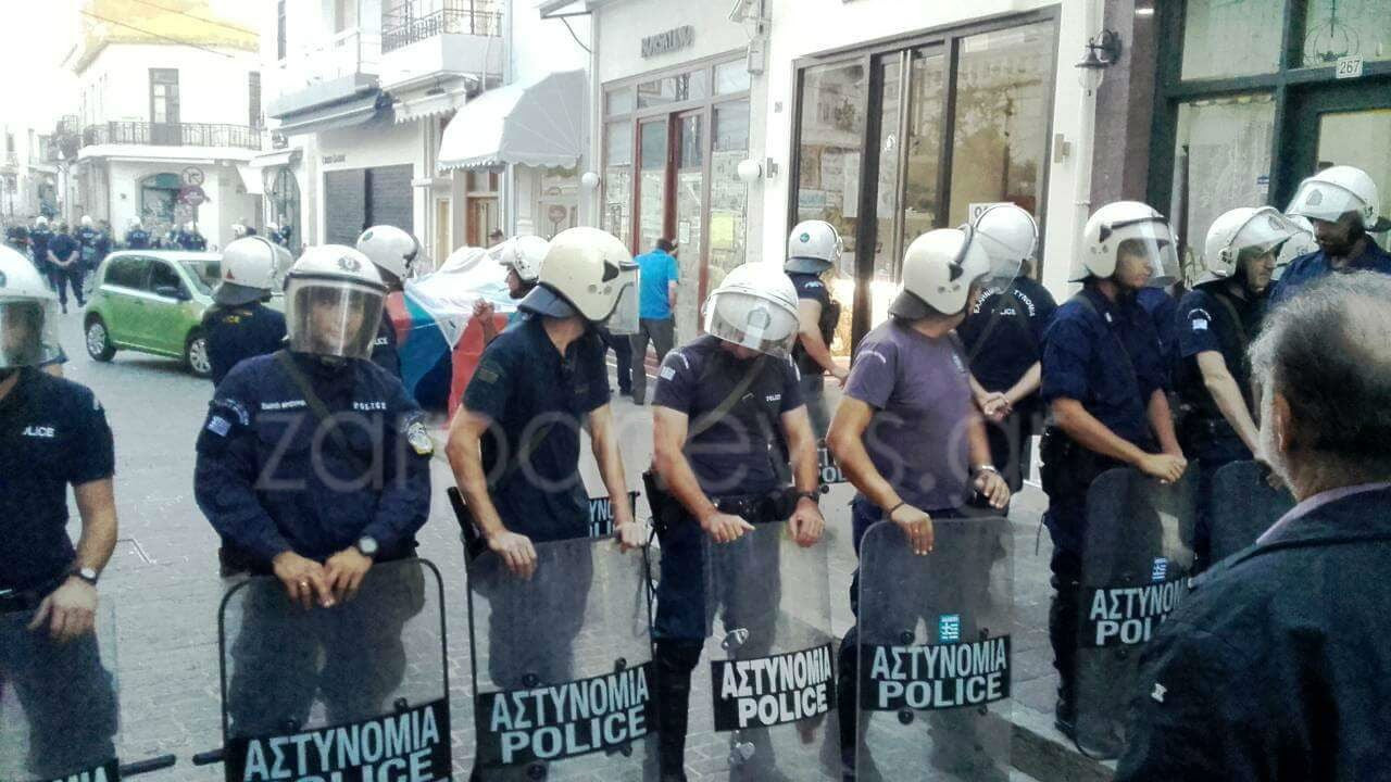 Άγριες συγκρούσεις στην Κρήτη: Πήγαν με τα ΜΑΤ να κατασχέσουν μαγαζί (βίντεο)